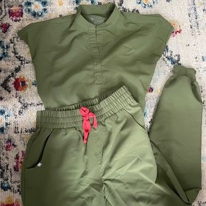 OLIVE GREEN FIGS SCRUBS 💚